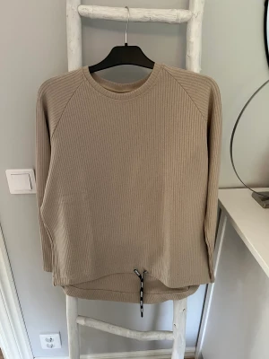 Stronger Tröja - Säljer nu denna fina tröja som är för liten för mig. I använd men fint skick! 