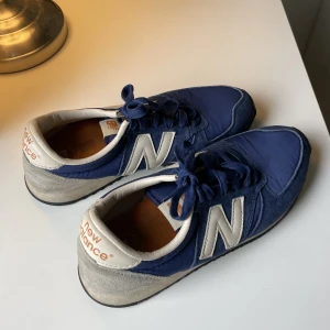 New Balance skor - Säljer dessa mörkblå New Balance skorna då de är för små för mig. Jättecoola så blev besviken när de inte passade! Det är storlek 37 men känns snarare som 36. Jag brukar ha 38 och de satt riktigt tajt men gick att få på☺️💙