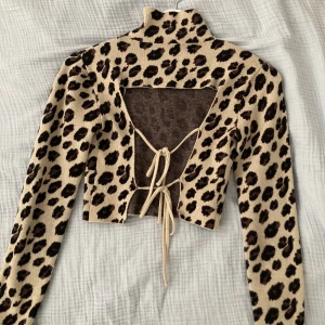 Turtle neck magtröja från Zara - Använd ett antal gånger men utan defekter. Den är i storlek S, men skulle säga att den sitter som en xs då den är mycket stretchig och tight! Man kan justrera banden där bak och göra den större/mindre.