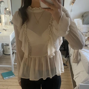 Jättesöt blus - Jättesöt blus från Vila som tyvärr inte har kommit till användning! Bra skick!🥰 är i storlek 34 men passar även 36/S💖 köparen står för frakt