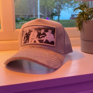 Velvet keps - Hej, säljer min helt nya velvet keps av märket Altrew. Det är Hov1 på loggan. Hör av er vid fler frågor eller bilder.  