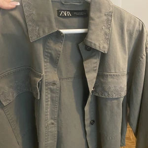 Zara jacka  - Helt oanvänd jacka från zara i storlek xs. Köpt för 500, säljer för 250 🤍🤍