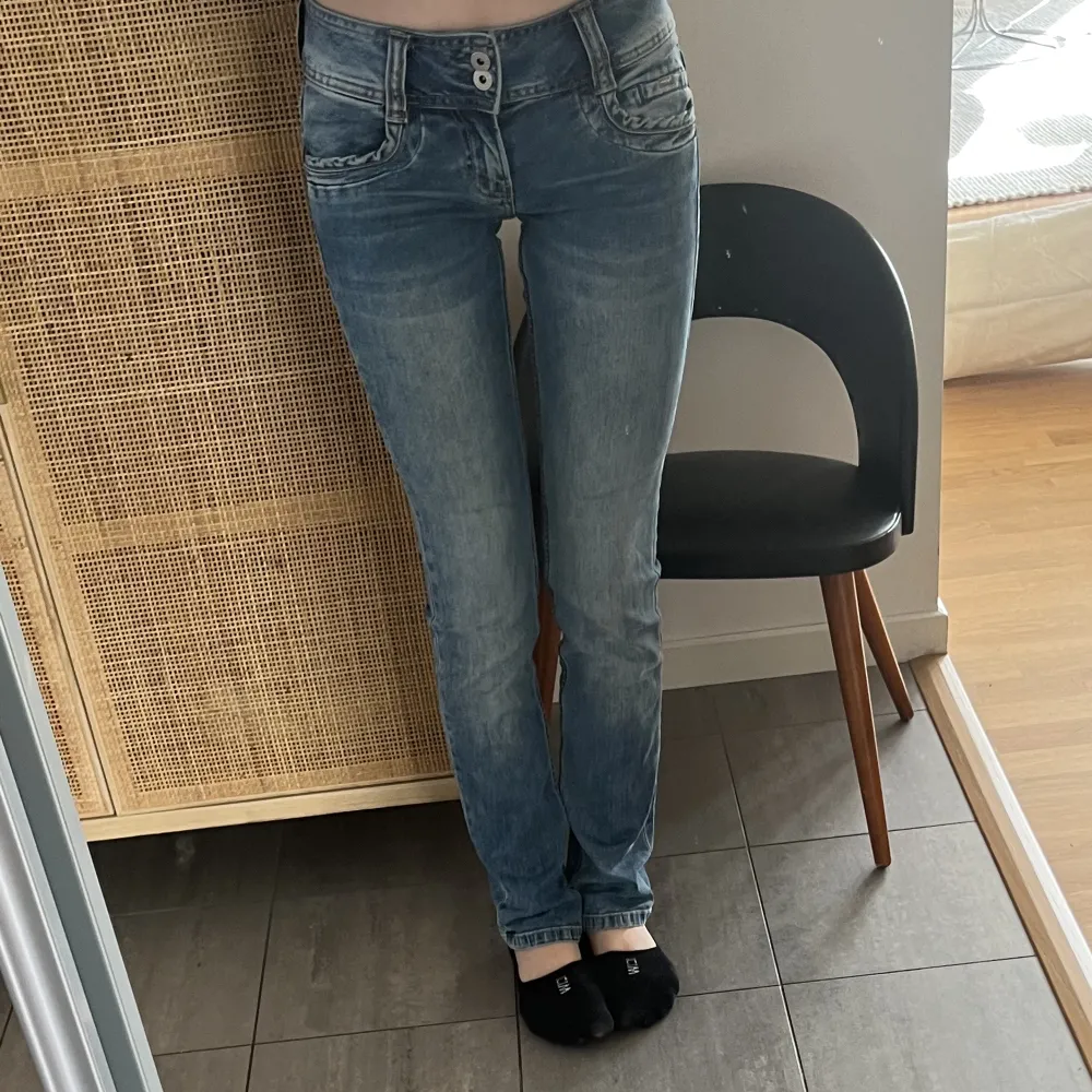 Ett par super snygga pepe jeans som knappt är använda. Säljer eftersom de inte är min stil längre. Nypris 1000kr💗. Farkut & Housut.