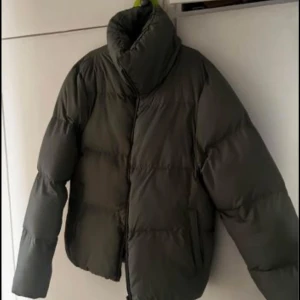 Grön dunjacka  - Jätte fin och oanvänd jacka, den är lite kroppad och är i str xs. Den är för liten för mig men är verkligen en jätte snygg jacka. Köparen står för frakten