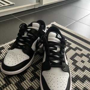 Nike dunk low panda - Säljer mina Nike dunk low pandas pga de ej kommer till användning. Köptes detta år, är helt oanvända! 