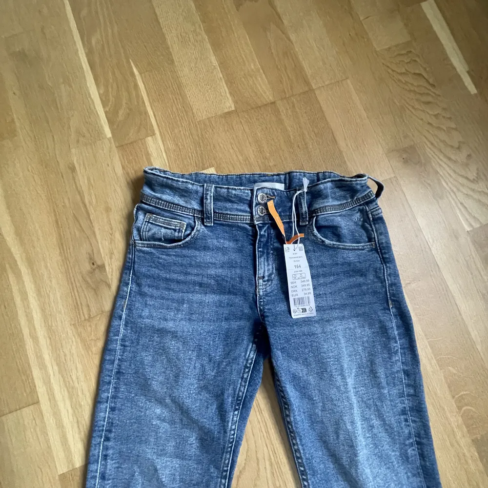 Säljer dessa helt perfekta  Lågmidjade jeansen med jättesnygga fickor❤️Helt oanvända med lappen kvar, andvänder inte pga har många  andra jeans❤️priset kan diskuteras kontakta för mer bilder🥰. Jeans & Byxor.