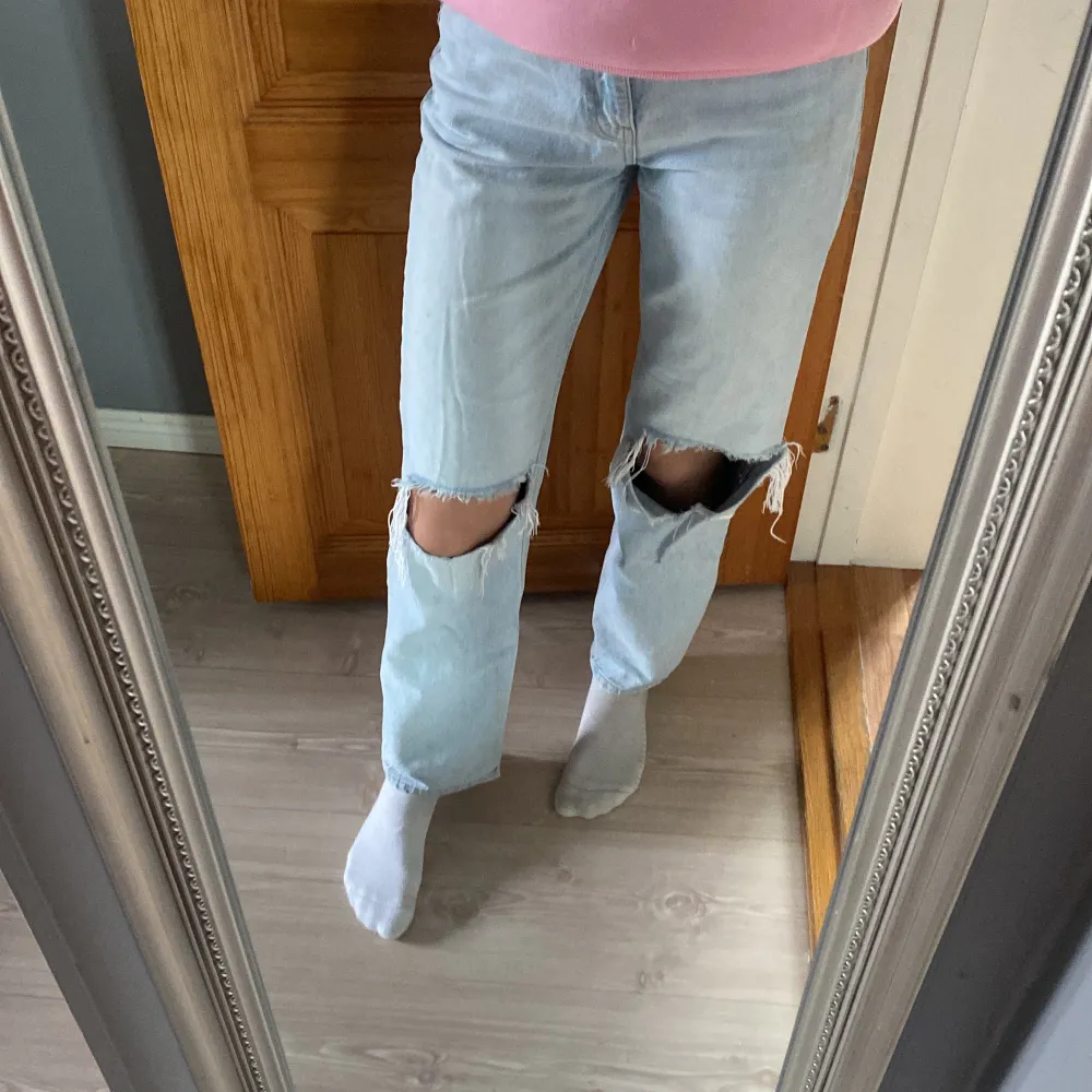 Säljer dess jeans från Gina Tricot🤍 dom är i storlek 32 men skulle säga att dom är ganska stora i storleken då jag är ca 175 (jag på bilden)🤍 Det är använda men i gott skik🩷. Jeans & Byxor.