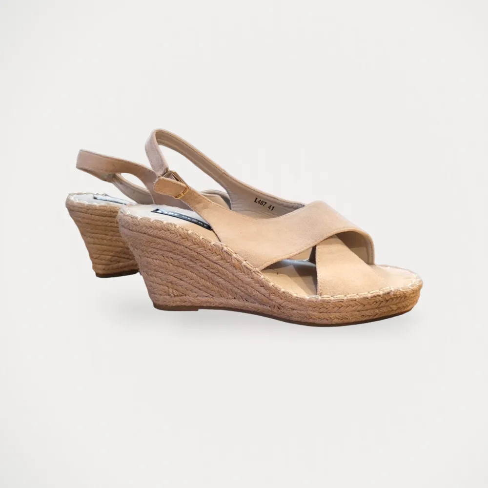 Sandaler från Lady Glory, modell Kilklack. Helt ny, men utan prislapp. Köpt i Spanien  Storlek: 40 Material: Mocca, skinn Nypris: 300 SEK. Skor.