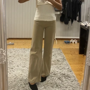 Beige jeans Monki - Vida jeans från monki Storlek 27 (motsvarar s)