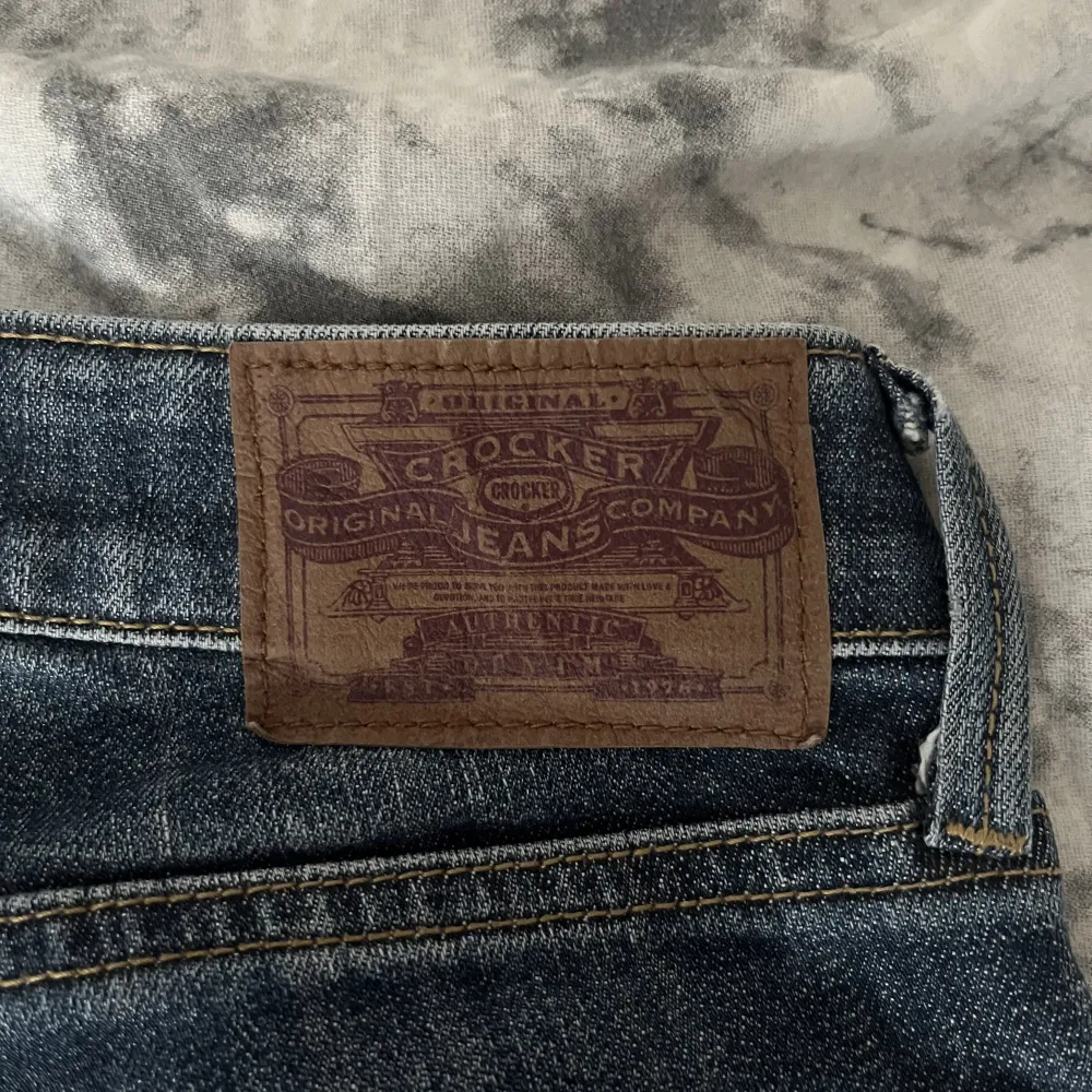 säljer mina boutcut jeans i bra skick från crocker, då dem har blivit försmå för mig💞tveka inte om att höra av er vid frågor!. Jeans & Byxor.