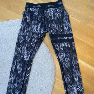 Stronger träningsbyxor - Säljer ett par stronger träningsbyxor, cirka 1 år gamla. Säljer pågrund av att de inte kommer till användning längre. Kom privat för frågor! 💗