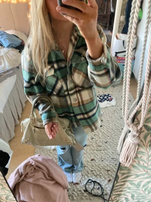 Jacka - Säljer denna jacka men som man också kan ha som en tjock kofta!💕 skit cool