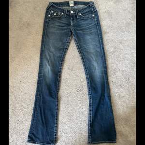 Snygga straight jeans från True Religion storlek 25 (däremot efter att ha mätt dem i midjan så är dem teknist sett storlek 26 / ca 35cm). Innerbens längden är ca 80cm, jeansen är ca 17cm lågmidjade och 20cm vida. Jeansen är även lite stretch & i bra skick
