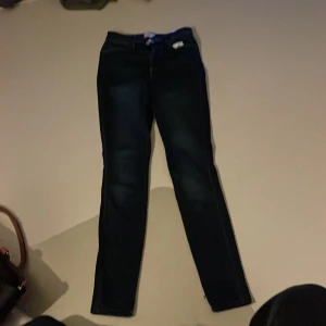 Jeans - Fina jeans oanvända å bra skick 