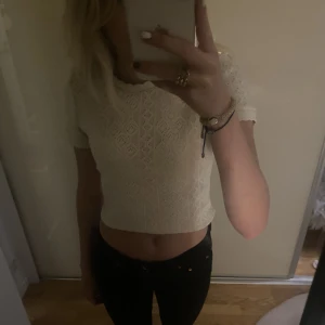 Stickad t-shirt - Säljer en super fin zara t-shirt inga defekter inte mycket andvänd passar storlek Xs-s köpte den för 300kr