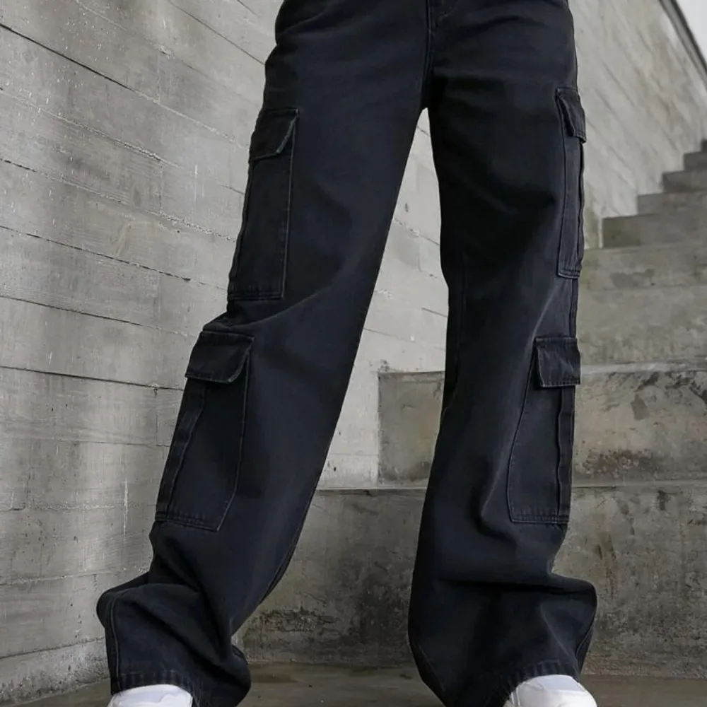 Ett par cargo/voyfriend jeans i svart/mörkgrå färg. Aldrig använda va för små och orkade aldrig skicka tillbaka. Kan va bra att veta att dom är små i storleken:). Jeans & Byxor.