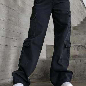 Ett par cargo/voyfriend jeans i svart/mörkgrå färg. Aldrig använda va för små och orkade aldrig skicka tillbaka. Kan va bra att veta att dom är små i storleken:)