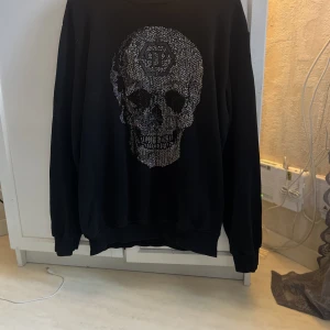 philipp plein sweatshirt  - billigare vid snabb affär, är en xxl men passa bra som xl och lite oversize på l