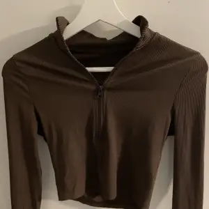 brun långärmad tröja med en dragkedja där fram, använd ett fåtal gånger 