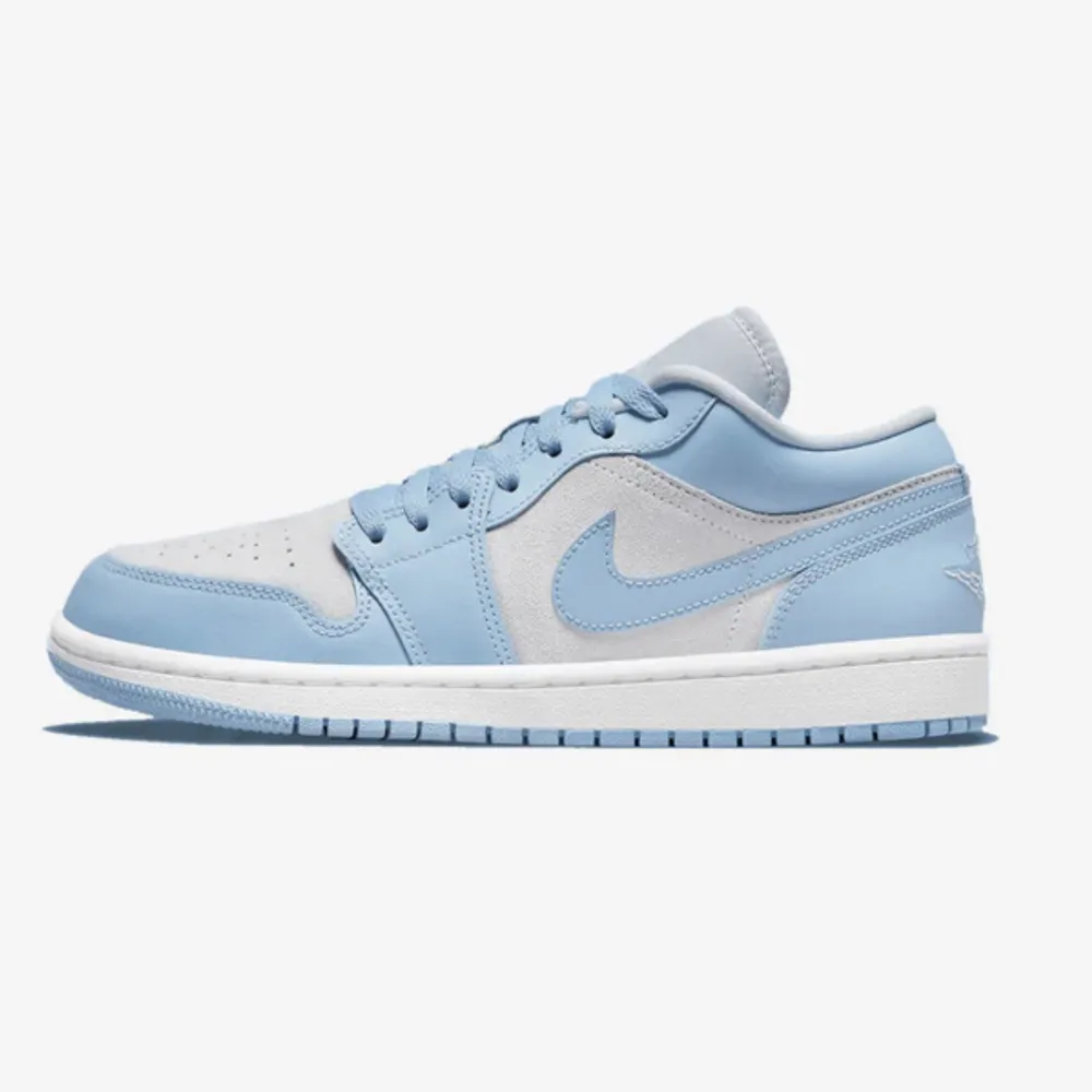 AIR JORDAN 1 LOW 'FOOTBALL GREY ALUMINUM' köpta för ca 2600. skriv för fler bilder!  storlek 38.5 använda fåtal gånger. Skor.