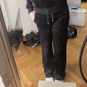 juicy - As sköna juicy byxor!! tröttnat på dom och behöver pengar. Sparsamt använda och super fina. Köpta september 2022, köpte mestadels inför en resa så inte jätte använda! Har även tröjan om man vill köpa med den.