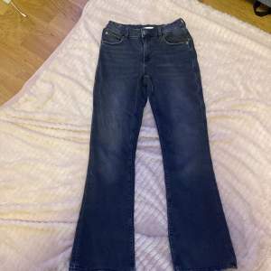 Gråa bootcut jeans från Gina Tricot,justerbar midja,sköna jeans.
