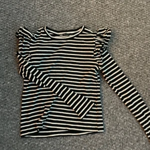 Fin tröja från zara - Randig tajt tröja med volanger på axlarna, skön o aldrig använd 