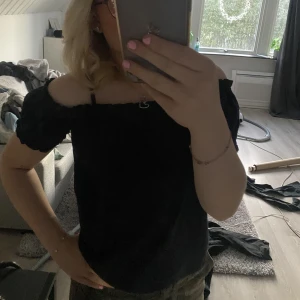 Fin tröja - Fin marinblå tröja ifrån Vero Moda. Säjer då den inte används. Är en xs men skulle säga att den passar s/m också 