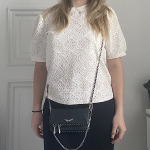 Söt vit blus - Söt vit blus med ”broderier”, väldigt bra skick. Köpt på aima. Använd gärna ”köp nu” och allt på min sida är 3 för 2😊💕