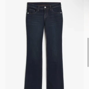 Lågmidjade jeans - Mörkblå jeans från hm med snygga detaljer på fickorna, använda en gång! Slutsålda på hemsidan💗
