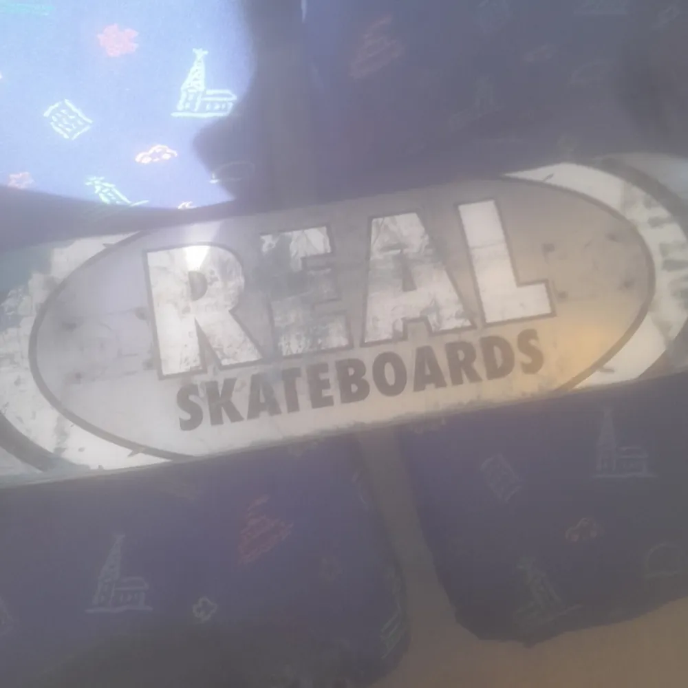 En fin real skateboard i storlek 7,75 använd några få gånger. Övrigt.