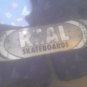 Real skateboard  - En fin real skateboard i storlek 7,75 använd några få gånger