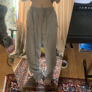 Nike trackpants - De har ett extra lager tyg inuti så de är hyfsat varma. Finns även ett snöre man kan spänna åt de med och en dragkedja nere vid fötterna. Ursäkta för att man ser mina fötter😀