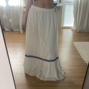 Lång kjol  - Jättefin sommarkjol som tyvärr är för lång för mig. Som är 162. Ordinarie pris 500kr om jag minns rätt.😘