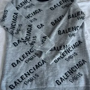 Jag säljer den här BALENCIAGA stickade tröjan för 400kr plus frakt, Den är från Turkiet. 