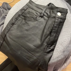 skinnbyxor - säljer mina skinnbyxor då de tyvärr är för korta för mig💗