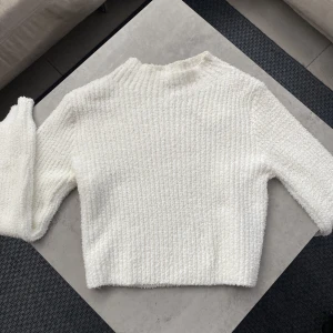Tröja - Superfin oanvänd tröja ifrån zara. Luddig och lite croppad. I storlek M men passar även en S. Perfekt att matcha till de luddiga byxorna om man vill ha ett set! 