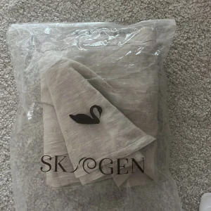 Linnebyxor  - Tjena! Säljer dessa Helt nya, riktigt snygga linnebyxor från Skagen clothing. Kostar ca 800 kr nypris. Säljer byxorna då de inte passar  och går ej att skicka tillbaka. 