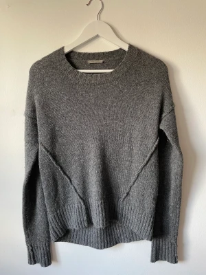 Mörkgrå stickad  - Säljer min jättefina stickade från Hunkydory Stockholm. Sparsamt använd och i väldigt bra skick. Säljer då den inte kommer till användning! 70% ull, 20% alpacka, 10% nylon.