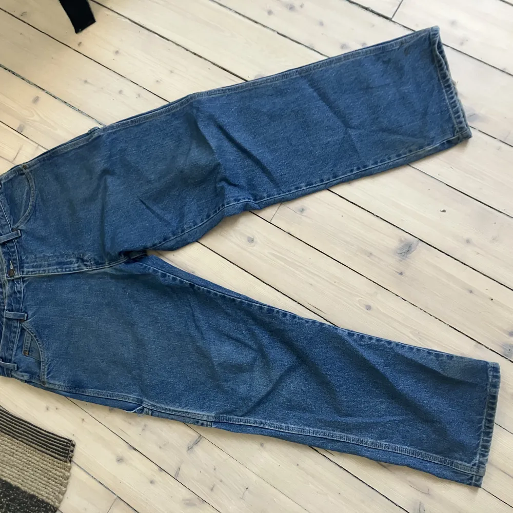 Säljer ett par najs dickies jeans som sitter översnyggt. De kommer tyvärr inte till användning längre. Skulle säga att de är rätt små i storleken i midjan. Jag kan nästan ha de utan skärp och brukar ha 30 i Waist.. Jeans & Byxor.