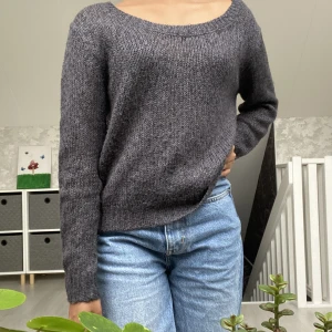 Grå stickad tröja - En stickad tröja som är mjuk❤️. Jag har storleken XXS/XS och tröjan är i storlek XS (titta hur den sitter i bilden). Har dock en ytterst liten fläck av grön färg vid armen men skulle säga att den kappast synns🫶❤️. PRISET KAN DISKUTERAS.