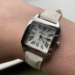 Vintage vit klocka! - Vintage klocka med vitt band! Storlek justerbar! Använd köp nu funktionen🫶🏻