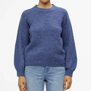 Stickad tröja - Säljer denna fina blåa stickade tröja då den inte kommit till användning. Tröjan är använd fåtal gånger och är i nyskick🫶🏻ordinarie pris är 400kr och mitt pris är 300kr