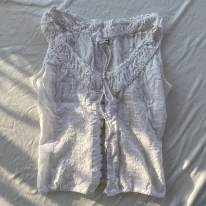 Vit topp  - Söt vit topp från gamla hm. Med hakar och vackert mönster i tyget. Mycket bra skick, inga deflekter. Köps via Swish eller köp nu 💋