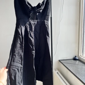 Svart klänning  - En svart sommarklänning från Nasty Gal. Bekväm och jättefin knytning framtill. 