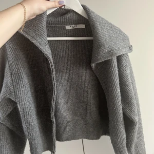 Stickad med dragkedja - Stickad tröja med dragkedja. Använd med i bra skick!