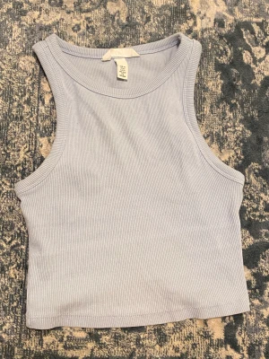 Ljusblått croppat linne - Ljusblått croppat linne ifrån hm tjockt axelband