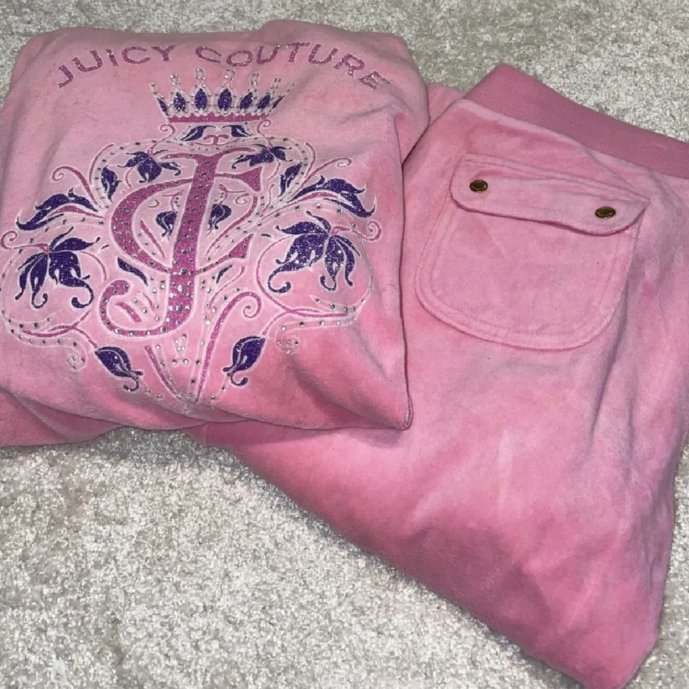 ROSA JUICY COUTURE SET VINTAGE 💗storlek S och säljer för 800kr för båda 💗 Paris Hilton och 2000s vibe 💗 Bilder från förra ägare 💗. Jeans & Byxor.