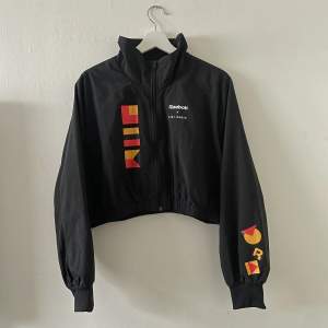Croppad track jacket från Reebok X Gigi Hadid, knappt använd så i mycket bra skick