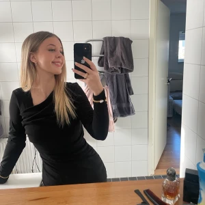 Klänning - Säljer denna fina klänning från zara som jag bara använd en gång, så himla snygg och i stretchigt material, väldigt skön att ha på sig! Klänningen slutar lite över knäna på mig som är 162🖤
